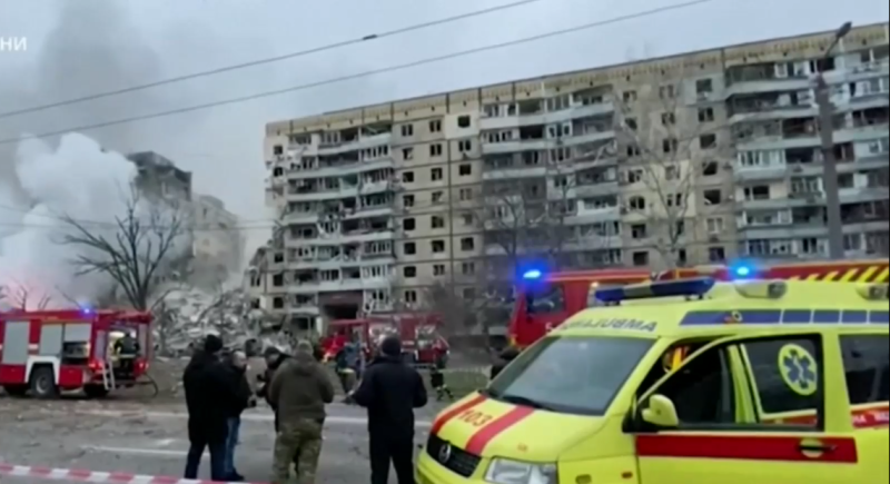 Руска ракета разруши жилищен блок в Днипро, има загинали и много ранени