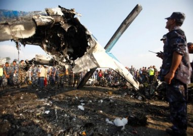 Пътнически самолет със 72 души на борда се разби в
