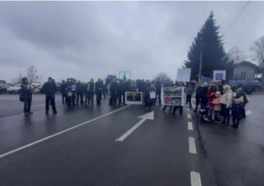 Стотици се включиха в блокадата на главния път Пловдив Кърджали на