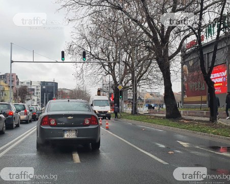 Най-после! Община Пловдив смени светофара на Сточна гара след два месеца чакане