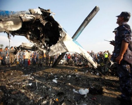 Самолет със 72 души на борда се разби в Непал