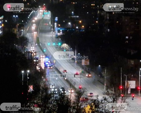 Тежка катастрофа на основен булевард в Пловдив, откараха човек с линейка