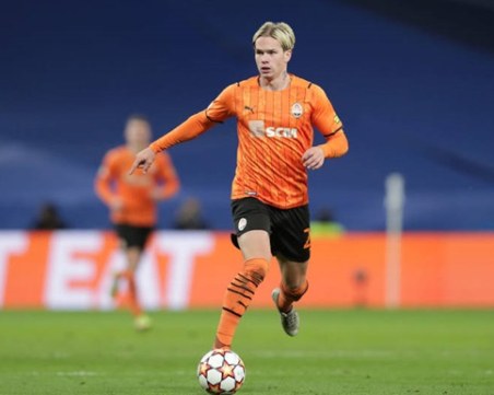 Украинската звезда Михайло Мудрик минава прегледи в Челси, плащат 100 млн. евро за негo