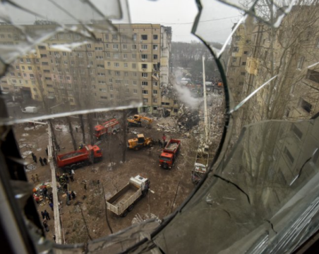 Жертви, ранени и хора в неизвестност след руския ракетен удар в украинския град Днепър