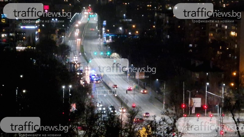Тежка катастрофа на основен булевард в Пловдив, откараха човек с линейка