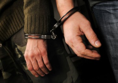 42 годишен мъж и неговият 18 годишен съучастник са задържани за грабеж