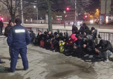 Полицията в Хасково свали 19 бежанци пътуващи в автобус за
