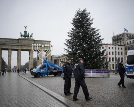 Мъж загина, след като се блъсна с автомобила си в Бранденбургската врата в Берлин
