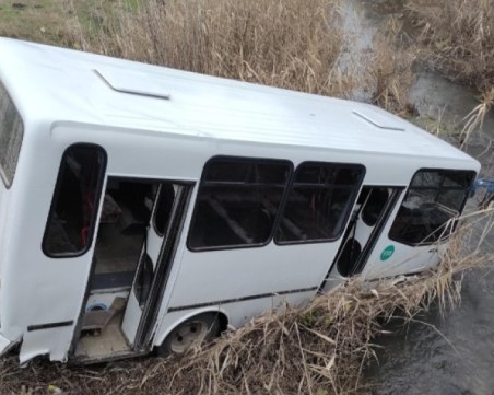 Няма пострадали при падането на пътнически автобус в Сливенско