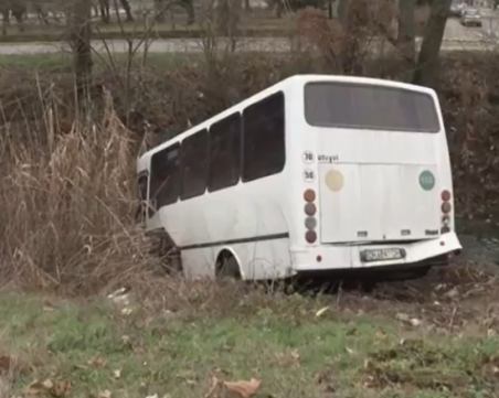 Пътнически автобус падна в река в Сливенско