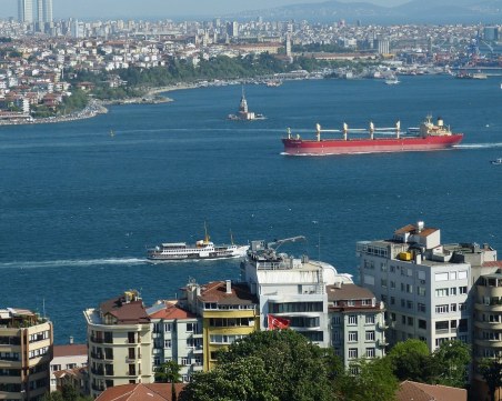 Затвориха Босфора заради украински кораб