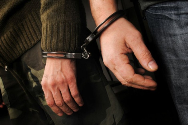 42-годишен мъж и неговият 18-годишен съучастник са задържани за грабеж