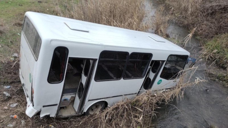 Няма пострадали при падането на пътнически автобус в Сливенско