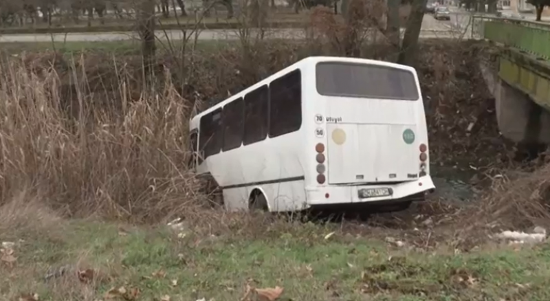 Пътнически автобус падна в река в Сливенско