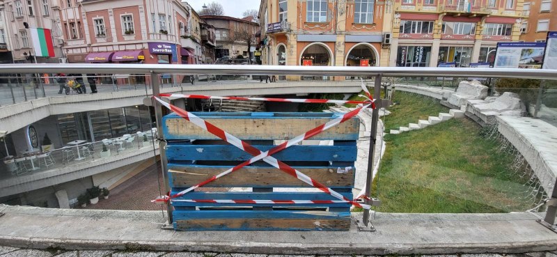 Вандали вилняха в центъра на Пловдив! Потрошиха парапет на Римския стадион, повредиха магазин