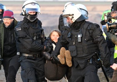 Екоактивистката Грета Тунберг бе задържана заедно с други активисти по