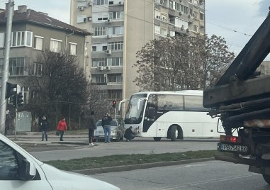 Автобус катастрофира на основна артерия в пловдивския квартал Кючук Париж