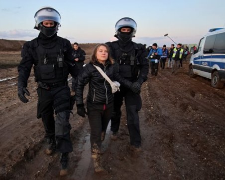 Арестуваха Грета Тунберг в минно селище в Германия