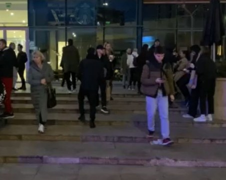 Евакуираха столичен мол заради пламнали кашони