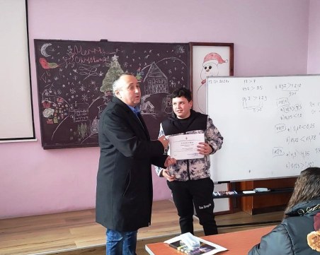 Наградиха ученик, спасил давещ се мъж край Батак