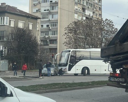 Пътнически автобус и кола се удариха Кючука