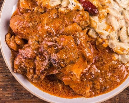 Пилешки бутчета на тиган с пикантен сметанов сос по унгарски