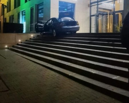 Зрелищна каскада върху стълби шашна столичани