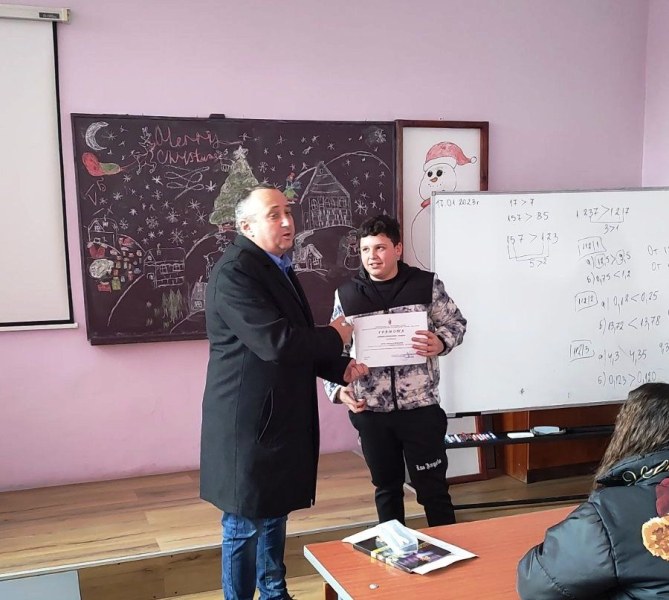 Наградиха ученик, спасил давещ се мъж край Батак