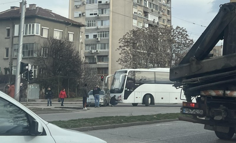 Автобус катастрофира на основна артерия в пловдивския квартал Кючук Париж.