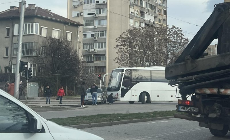 Пътнически автобус и кола се удариха Кючука