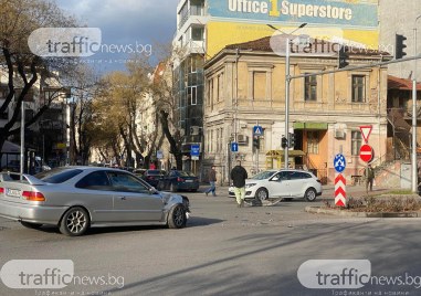 Катастрофа е станала преди минути на кръстовището на булевард Руски