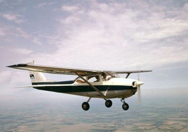 Малък самолет тип Чесна е прелетял на ниска височина през