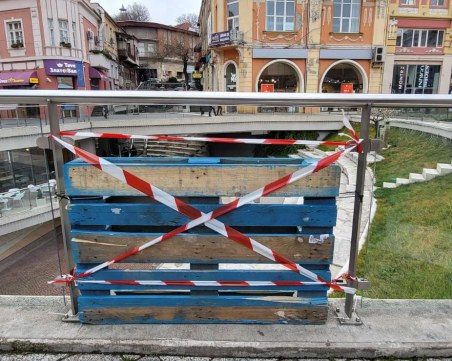 Арестуваха вандалите, потрошили парапета на Римския стадион! Били пияни