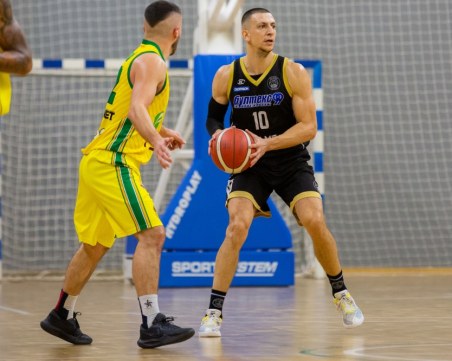 Пет от пет за Академик след драма в Шумен