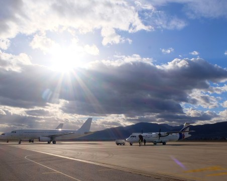 Самолетите, свалени заради силния вятър, излетяха от Летище Пловдив