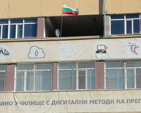 Силният вятър продължава да нанася щети в София! Падна дограмата на училище