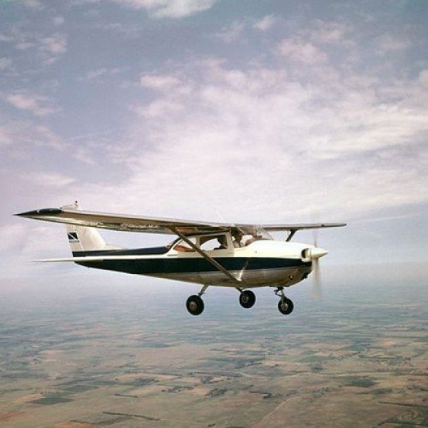 Малък самолет тип Чесна“ е прелетял на ниска височина през