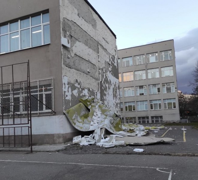 Силният вятър изкърти изолация на училище в София