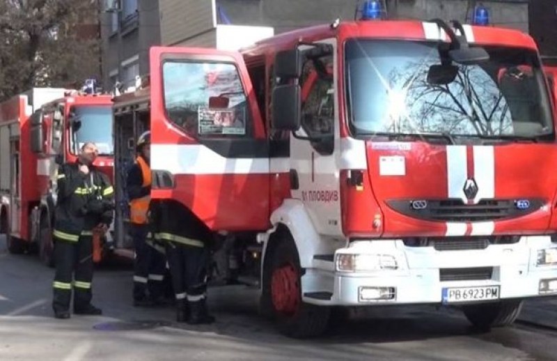 21-годишен подпали къща в Кършияка, двама младежи пречат на пожарникарите да я загасят