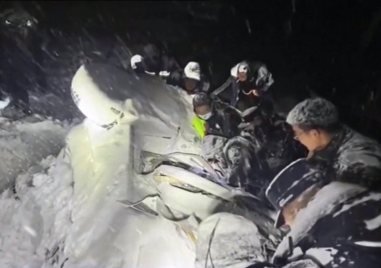 Най малко осем души загинаха след като бяха затрупани от лавина