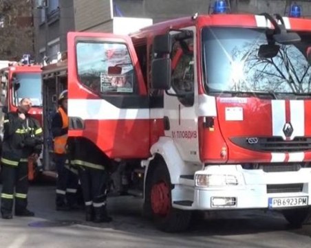 21-годишен подпали къща в Кършияка, двама младежи пречат на пожарникарите да я загасят