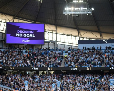 Футболните съдии ще обясняват на публиката на стадиона решенията си, след намесата на ВАР