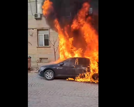 Кола избухна в пламъци пред сградата на БАБХ в София