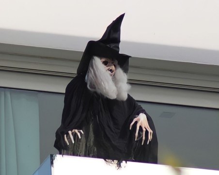 Шакира сложи фигура на вещица на балкона си, който гледа към дома на майката на Пике