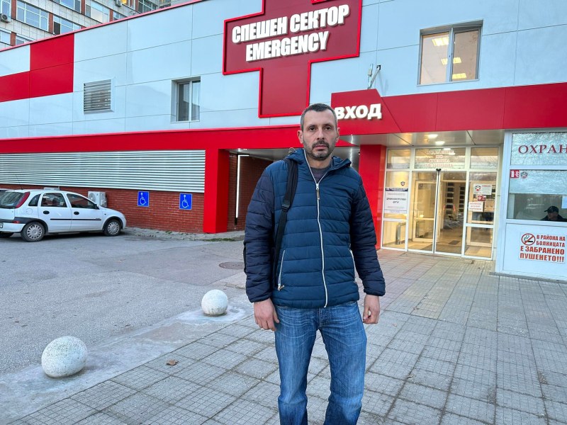 Три деца са в болница, след като дърво падна върху