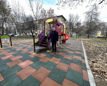 Изградиха нова детска площадка на бул. „България” 82