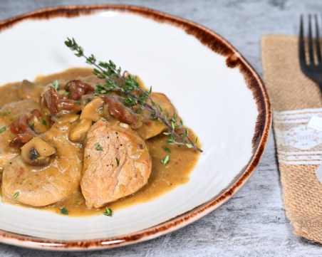 Крехки свински пържоли на тиган с гъбен сос, масло и бяло вино