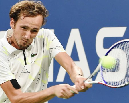 Медведев е аут от Australian Open след тежка загуба от Корда