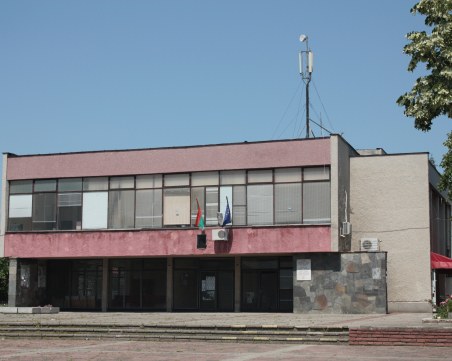 Младеж задигна 2 компютъра от кметството в Красново