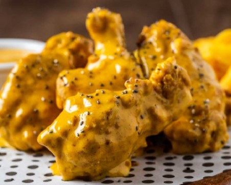 Рецепта за хрупкави пържени пилешки крилца с пикантен сос с горчица